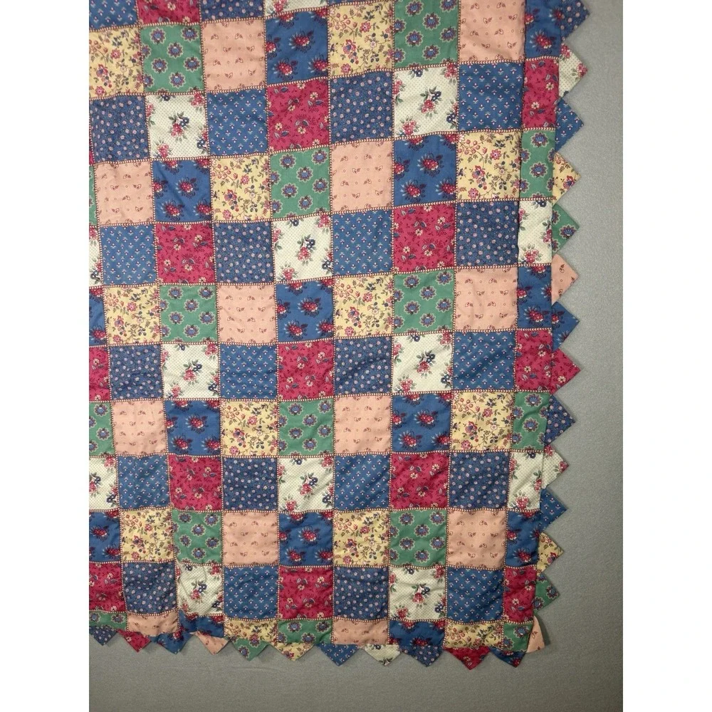 Handmade Patchwork Wall Lap Quilt Scalloped Prairie-Point Edge Cottage Granny